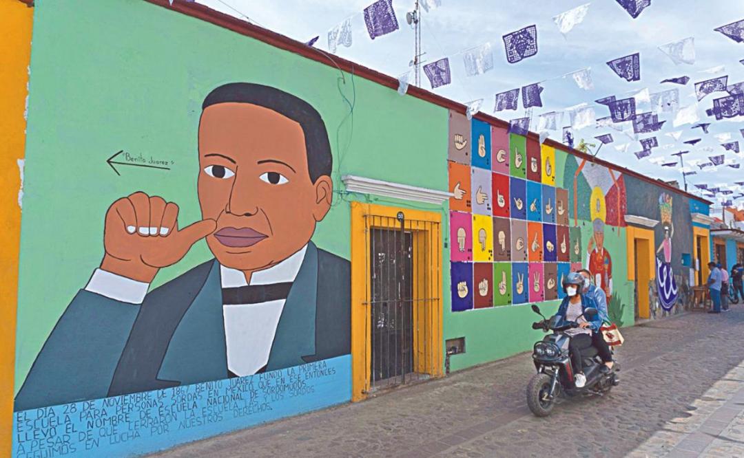 Con mural en ciudad de Oaxaca, comunidad sorda invita a aprender Lengua de Señas Mexicana