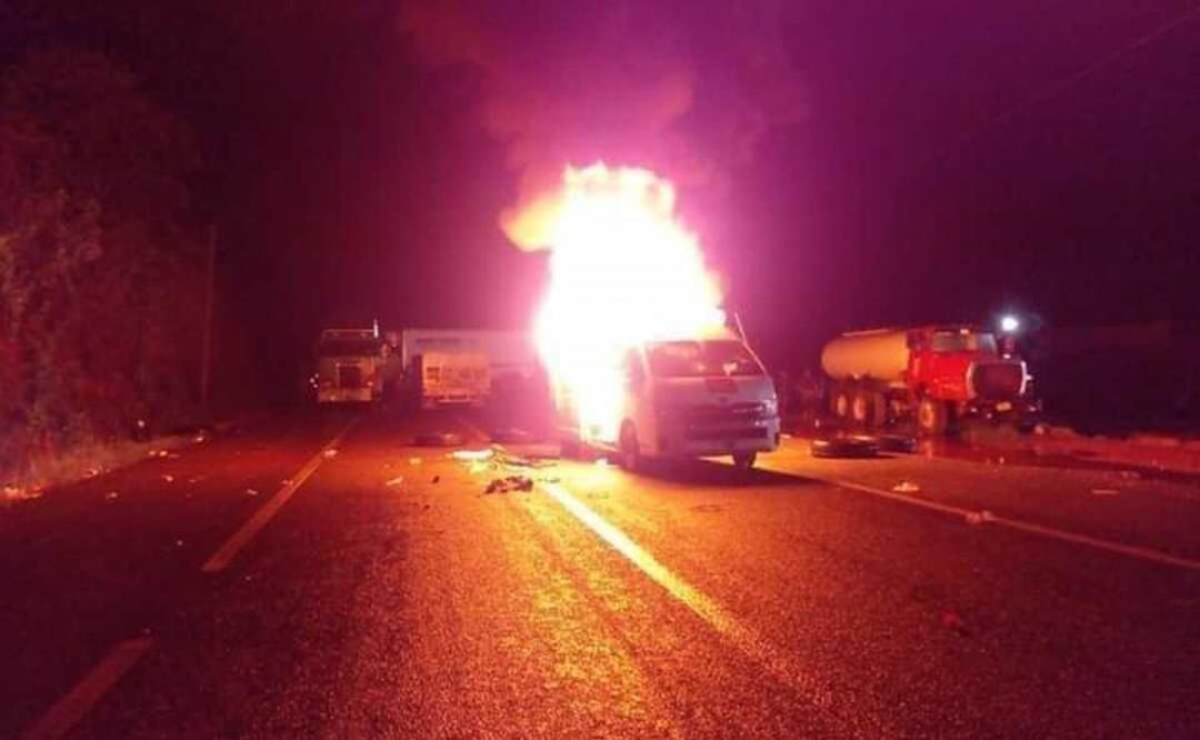 La noche del jueves, pobladores mixes quemaron un vehículo en el bloqueo que mantienen en la carretera Transístmica.