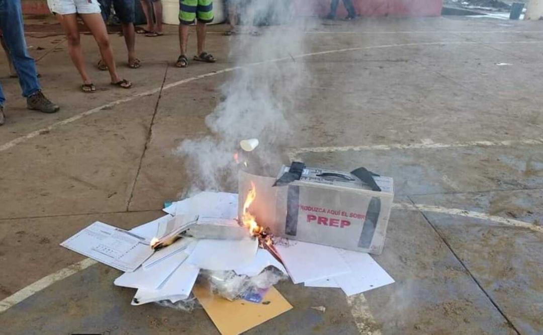 Damnificados de Agatha en Copalita queman urnas y boletas para elección de gubernatura de Oaxaca.
