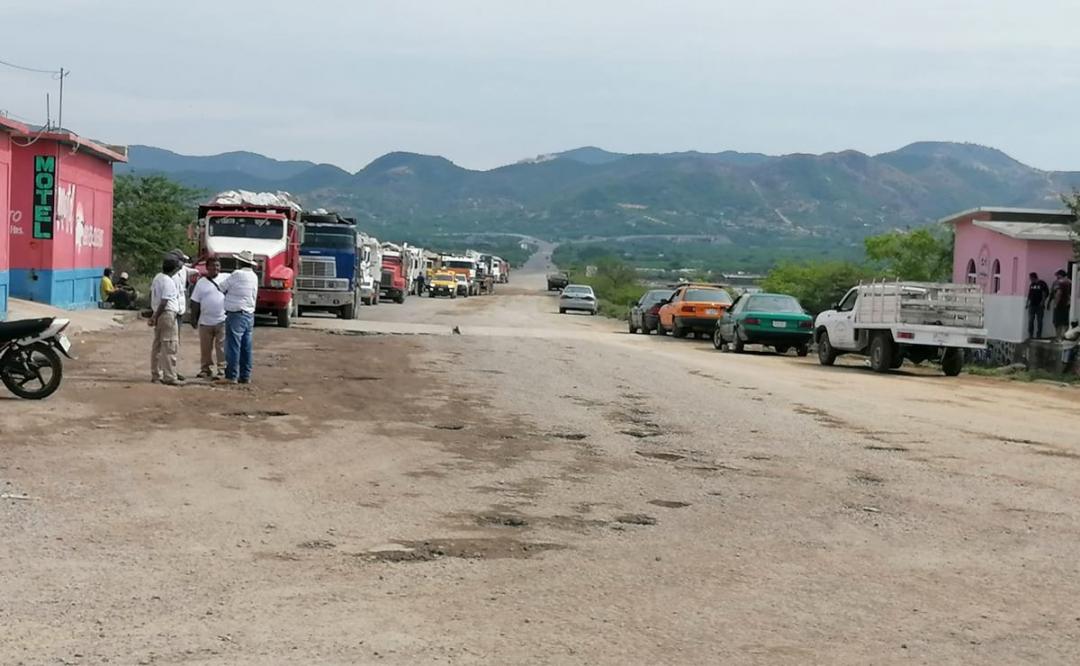Bloquean pescadores ingreso de camiones de volteo a obra de rompeolas en Salina Cruz, Oaxaca