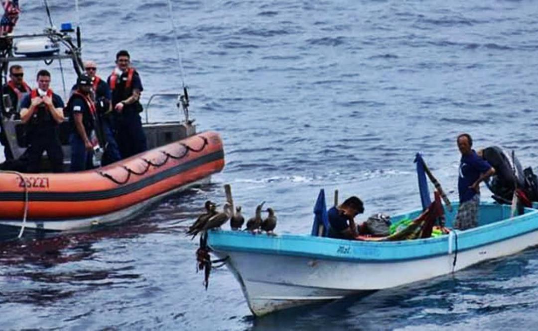 Guardia Costera de EU rescata a dos náufragos frente a costa de Huatulco; llevaban 23 días a la deriva
