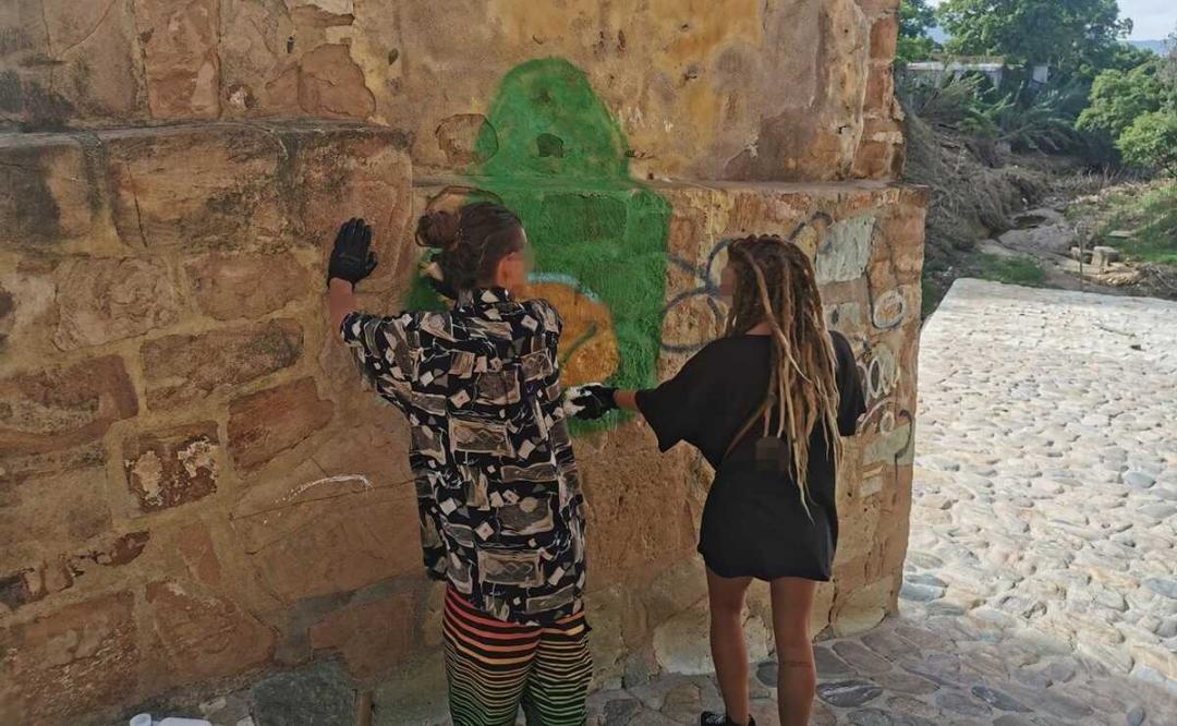 Detienen a hombre y mujer extranjera por realizar pintas en acueducto de la ciudad de Oaxaca
