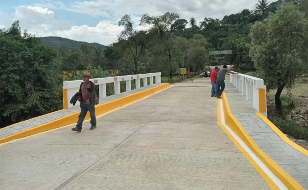 Con tequio, comunidades de Oaxaca reconstruyen puente que colapsó por lluvias; recursos federales nunca llegaron