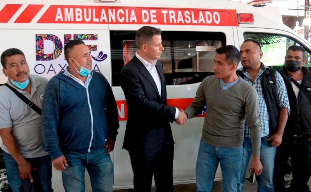 Entrega Murat 7 ambulancias a comunidades tras protesta de Unión de Ayuntamientos de la Sierra Sur