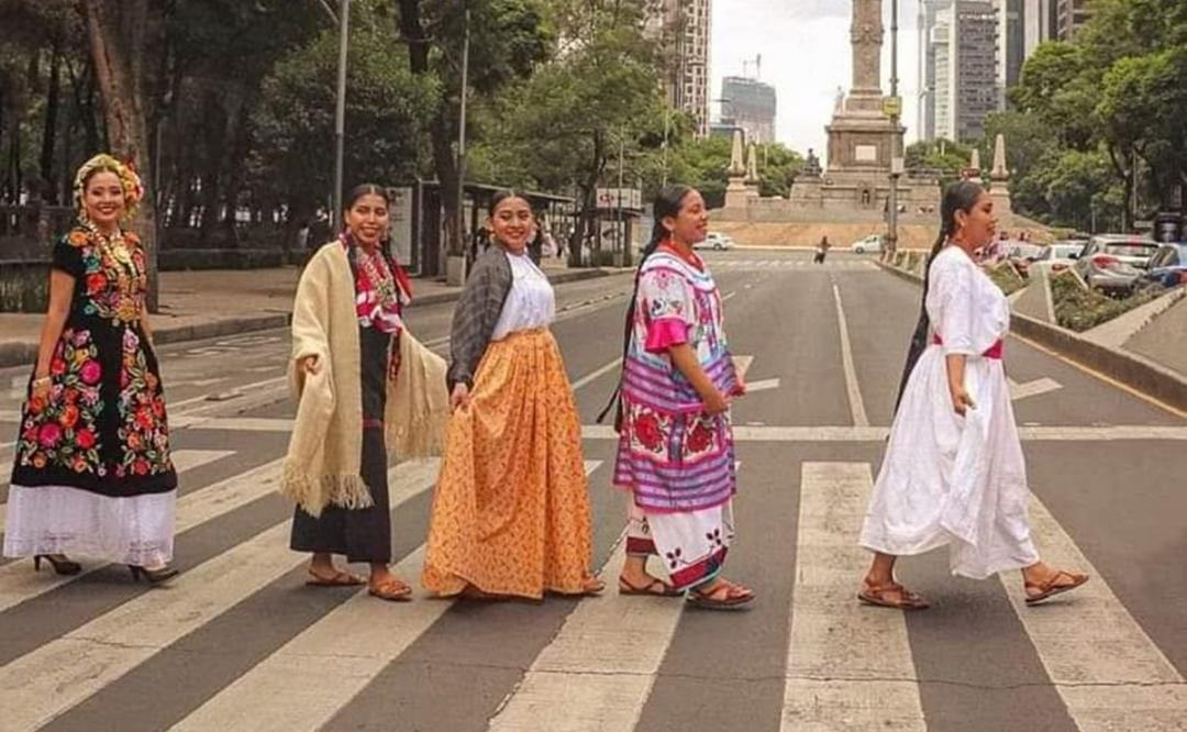 Esta es la historia de la foto que retrató a mujeres de Oaxaca en Reforma, al estilo de The Beatles