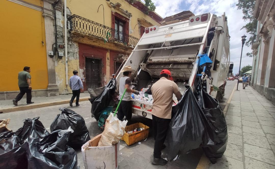 Piden en la ciudad de Oaxaca no sacar basura a la calle; pese a cierre de tiradero, sigue recolección