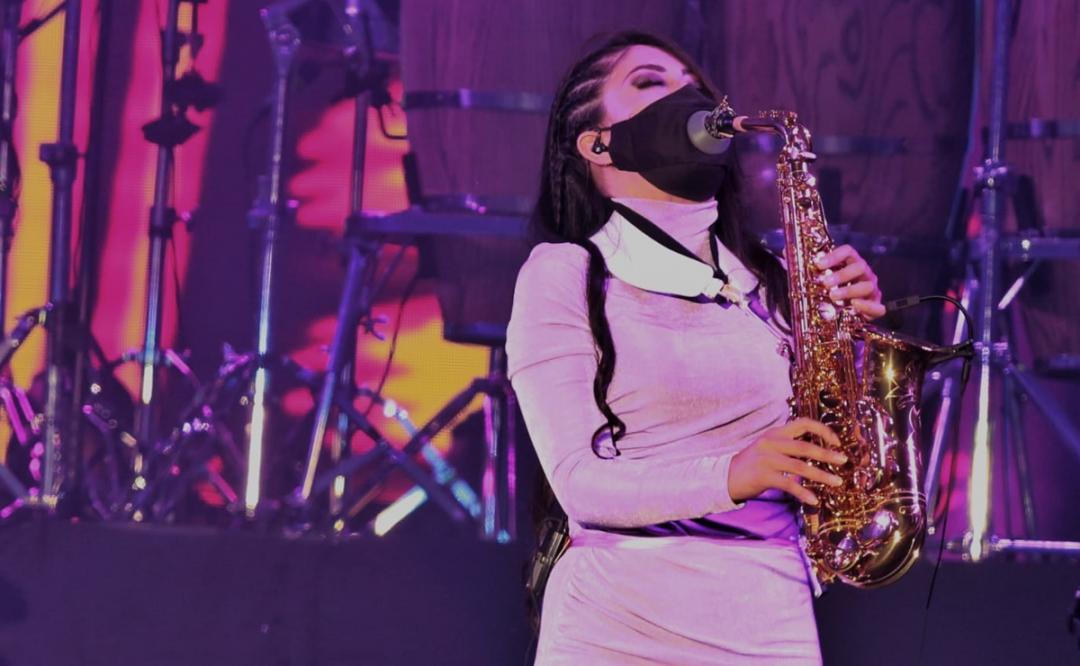 La saxofonista oaxaqueña Elena Ríos hace vibrar al Zócalo de la CDMX con la Maldita Vecindad