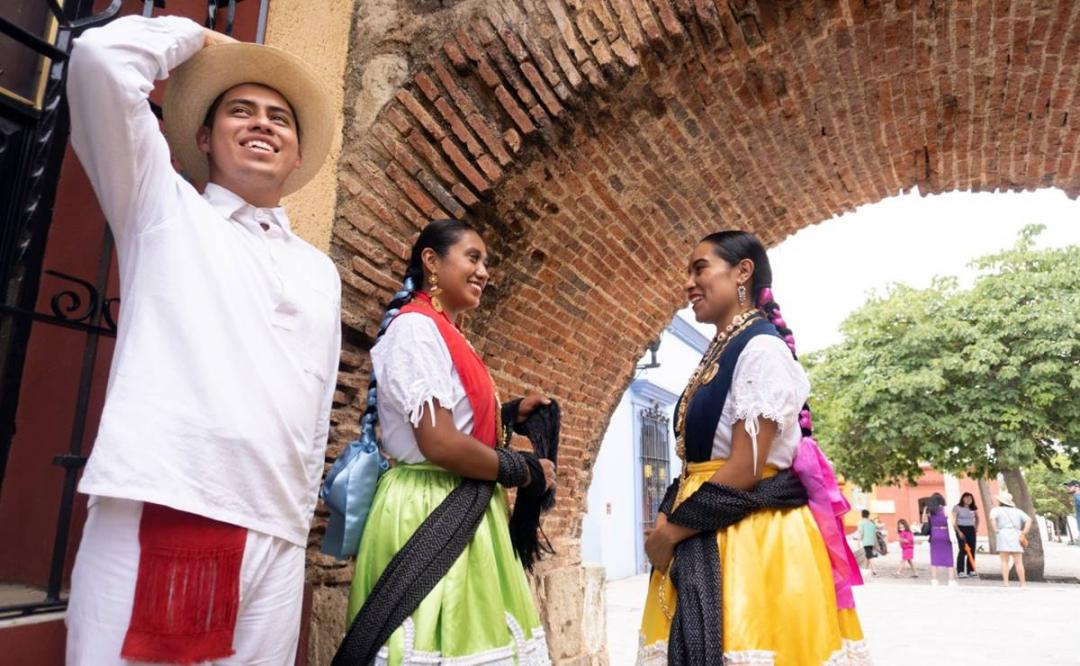 Chinas Oaxaqueñas, 65 años de vestir de identidad y tradición a la capital durante la Guelaguetza