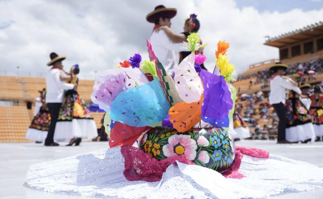 Revive la Guelaguetza Magisterial y Popular 2022 con alegría, colores, danza y protesta
