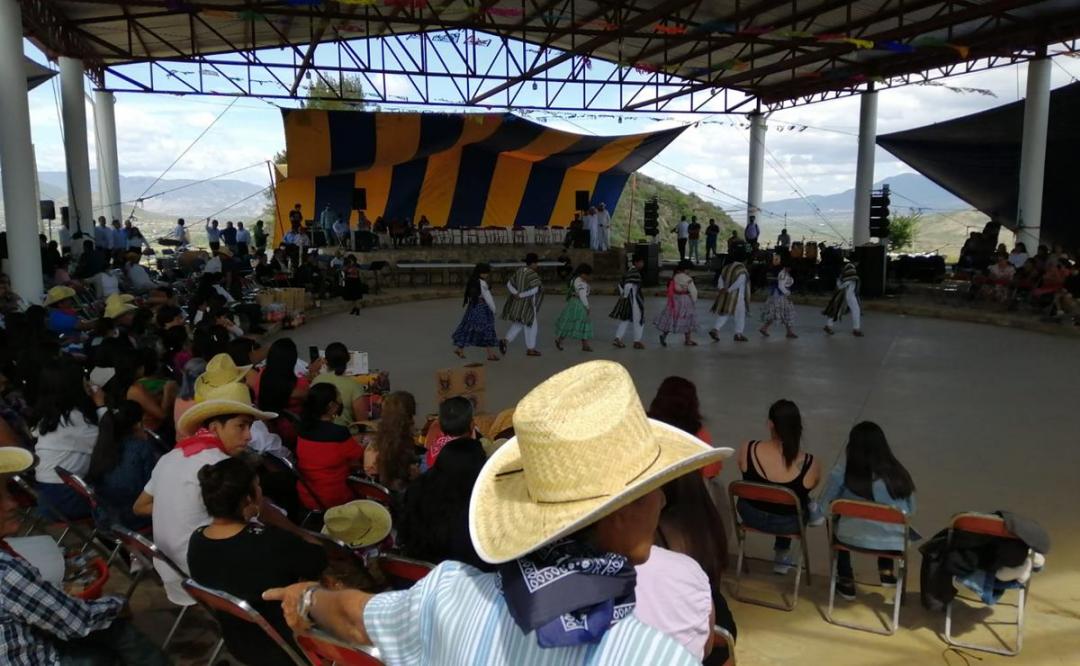 Celebran en Tlacochahuaya, Oaxaca, segundo Lunes del Cerro para agradecer por la cosecha y compartir con la comunidad