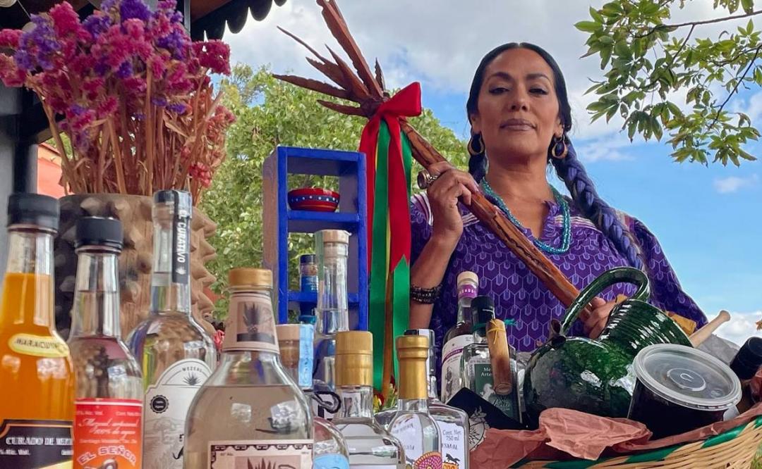 Lila Downs presume el mezcal de Oaxaca y el folclor de la Guelaguetza