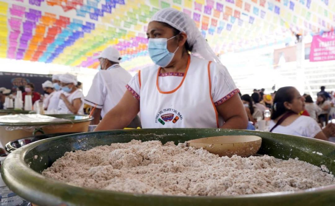 Tejate y tamales, gastronomía prehispánica vuelve con orgullo a la Plaza de la Danza en esta Guelaguetza
