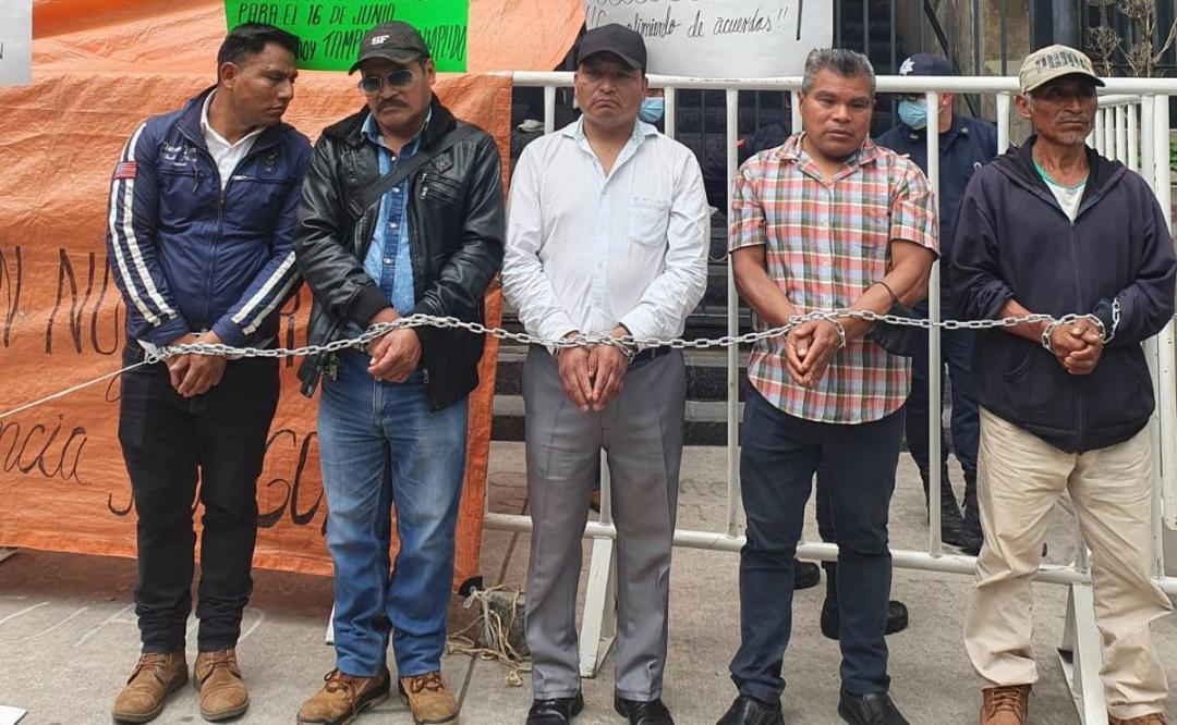 Autoridades de San Sebastián Nopalera, Oaxaca, se encadenan en Segob para exigir mesa de diálogo pospuesta