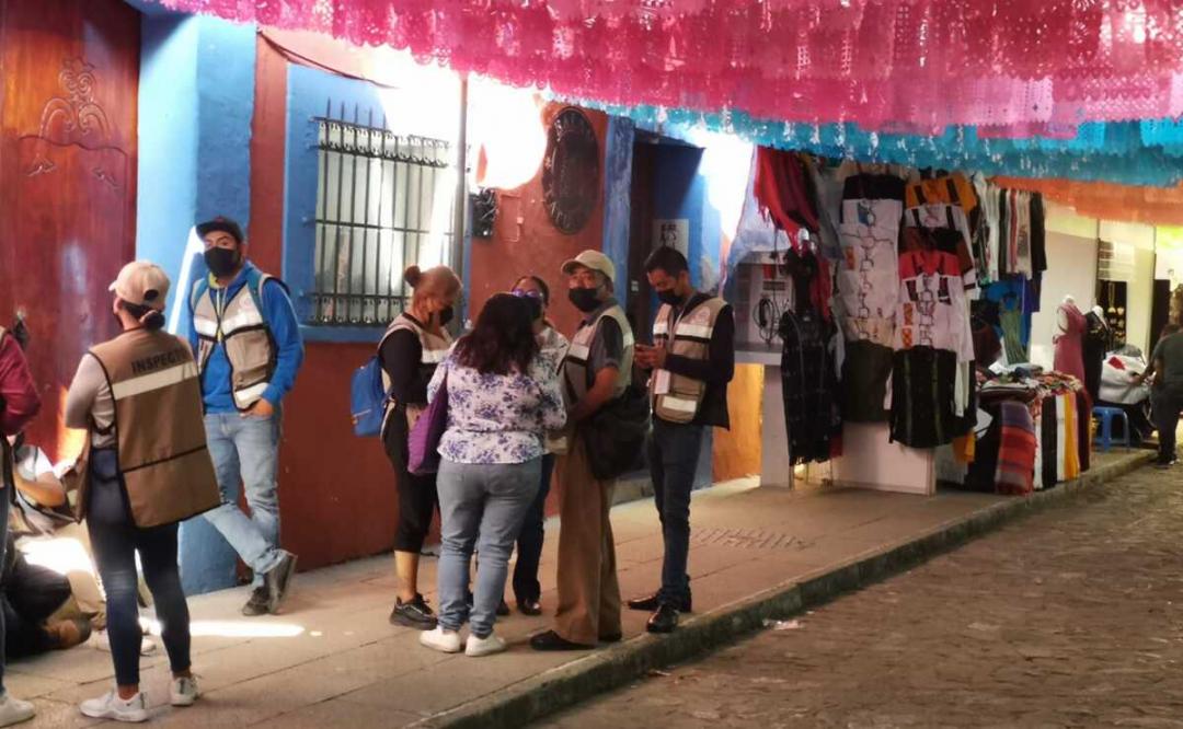 Artesanos acusan intento de desalojo de parte del municipio de Oaxaca de Juárez, pese a pagar permisos.