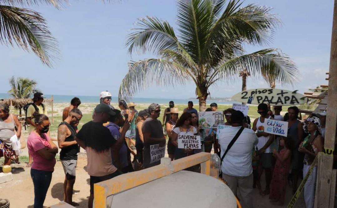 Surfistas cierran playa Punta Zicatela, en Puerto Escondido; acusan que hotel viola reglas de construcción