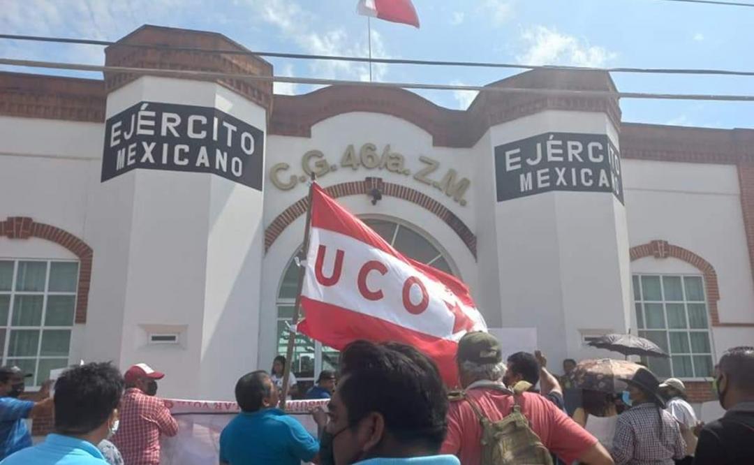 Familiares y víctimas de la “Guerra Sucia” protestan contra el Ejército en la Zona Militar 46, en Ixtepec, Oaxaca