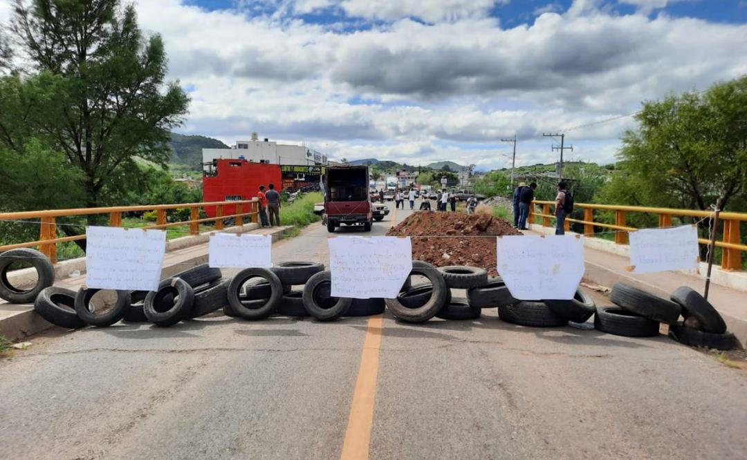 Con bloqueos en Huajuapan, exigen validar destitución de agente municipal de Santa Teresa, Oaxaca