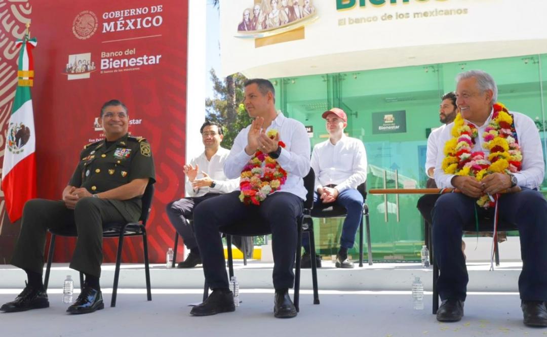 AMLO destaca transición pacífica en Oaxaca; hace que Alejandro Murat y Salomón Jara estrechen la mano