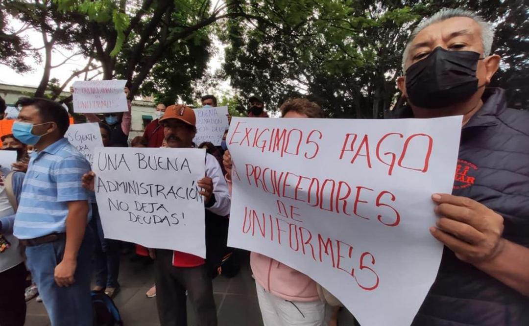 Proveedores de uniformes exigen pago de 150 mdp que les adeuda gobierno de Oaxaca; hay 90 afectados