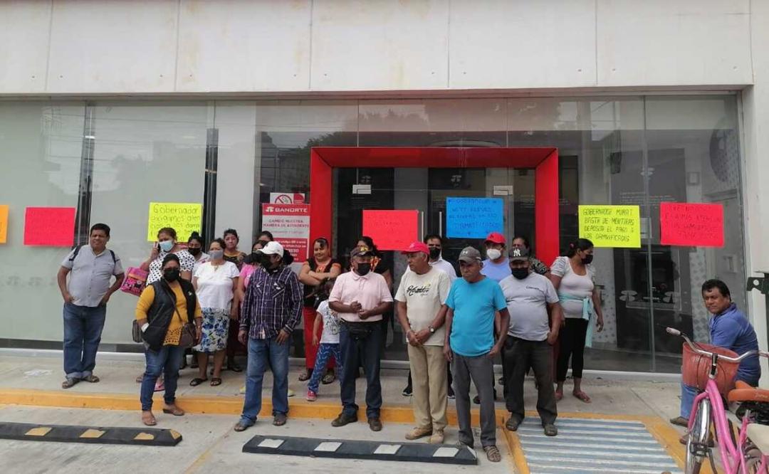 Damnificados del terremoto 7-S bloquean bancos en Juchitán; exigen al gobierno de Oaxaca entrega de apoyos