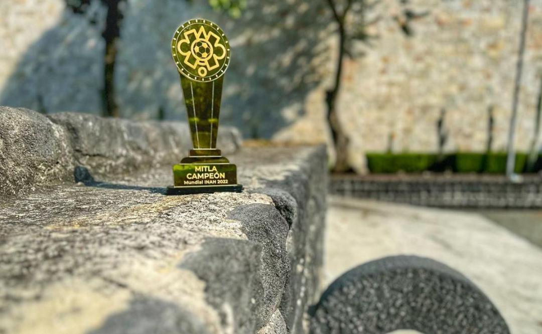 Recibe Zona Arqueológica de Mitla, Oaxaca, el trofeo dorado de la Copa Mundial INAH