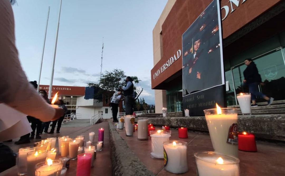 En honor de Marielita, iluminan con velas explanada de la Universidad Autónoma de Oaxaca