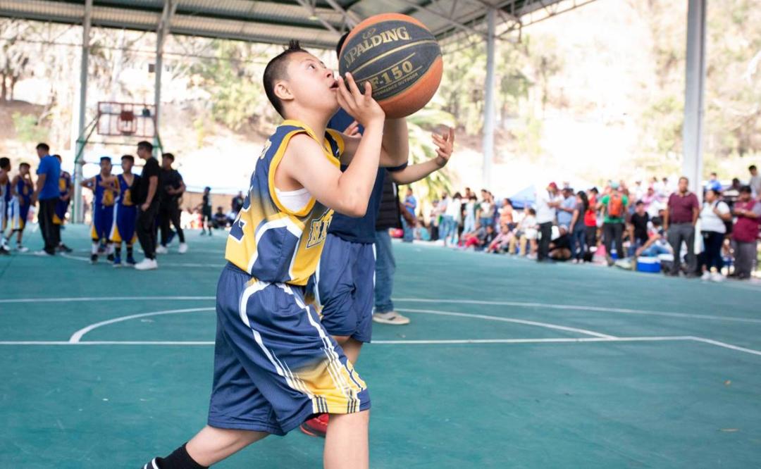 El niño basquetbolista que encesta en la Copa Juárez de Oaxaca con el balón de la inclusión