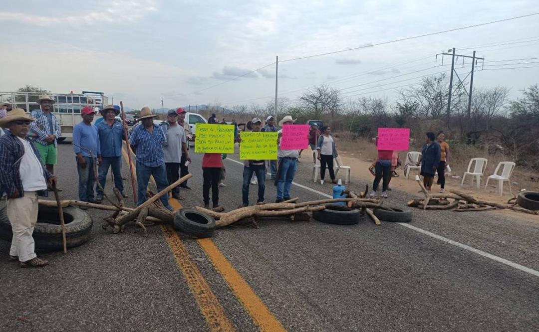 Exigen en Reforma de Pineda que Congreso de Oaxaca destituya a edil; bloquean carretera Panamericana