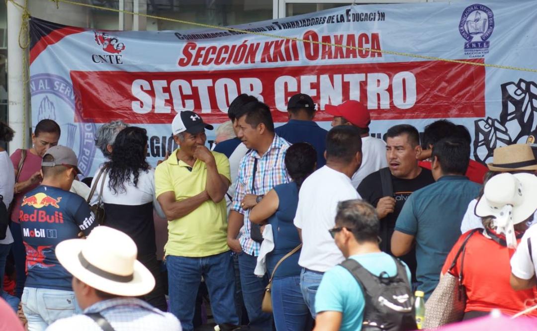 Arranca segundo día de paro magisterial en Oaxaca con bloqueo de aeropuerto y toma del ADO