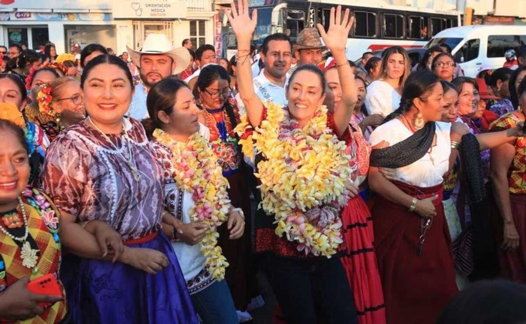 Recibe Sheinbaum bastón de mando de mujeres mazatecas de Oaxaca; promete velar legado de AMLO
