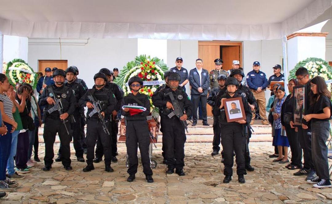Con homenaje de cuerpo presente, despiden en Oaxaca a agente de investigación asesinado en enfrentamiento