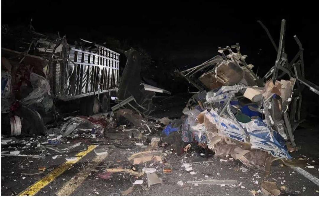Choque de tráiler y autobús de pasajeros en autopista Tehuacán-Oaxaca deja al menos 14 muertos.