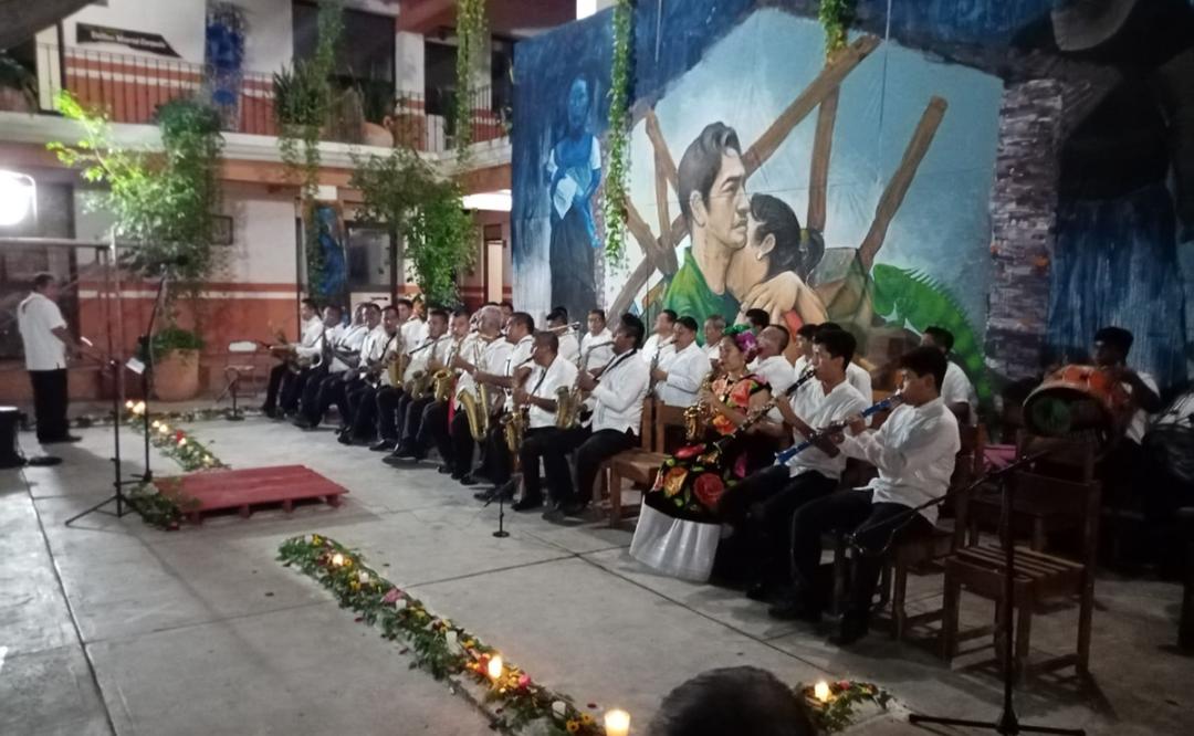 Con Concierto Memorial, 50 músicos de Juchitán conmemoran en Oaxaca 6 años del terremoto.