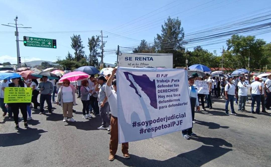 Trabajadores del Poder Judicial de la Federación bloquean carretera a la Costa de Oaxaca