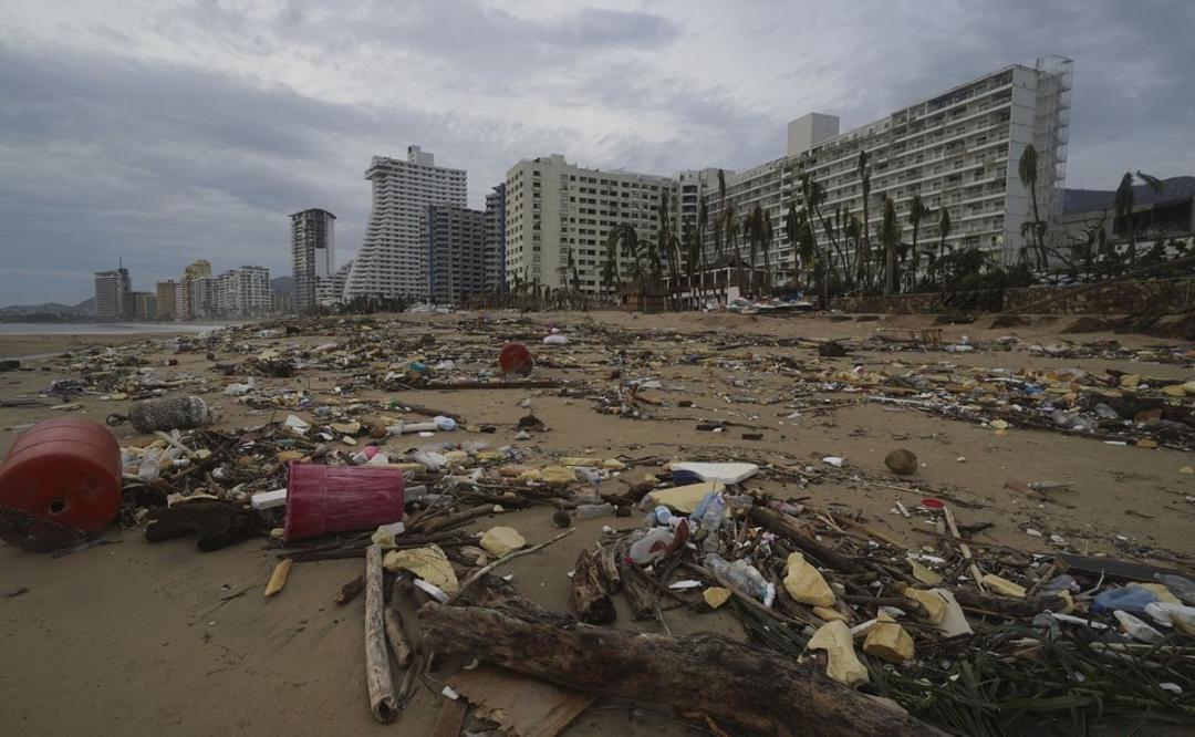 Cinco periodistas de Oaxaca quedan varados en Acapulco tras impacto del huracán Otis.