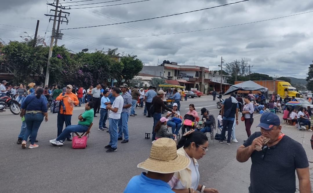 Con 6 bloqueos carreteros maestros de la Sección 22 asfixian al Istmo de Oaxaca
