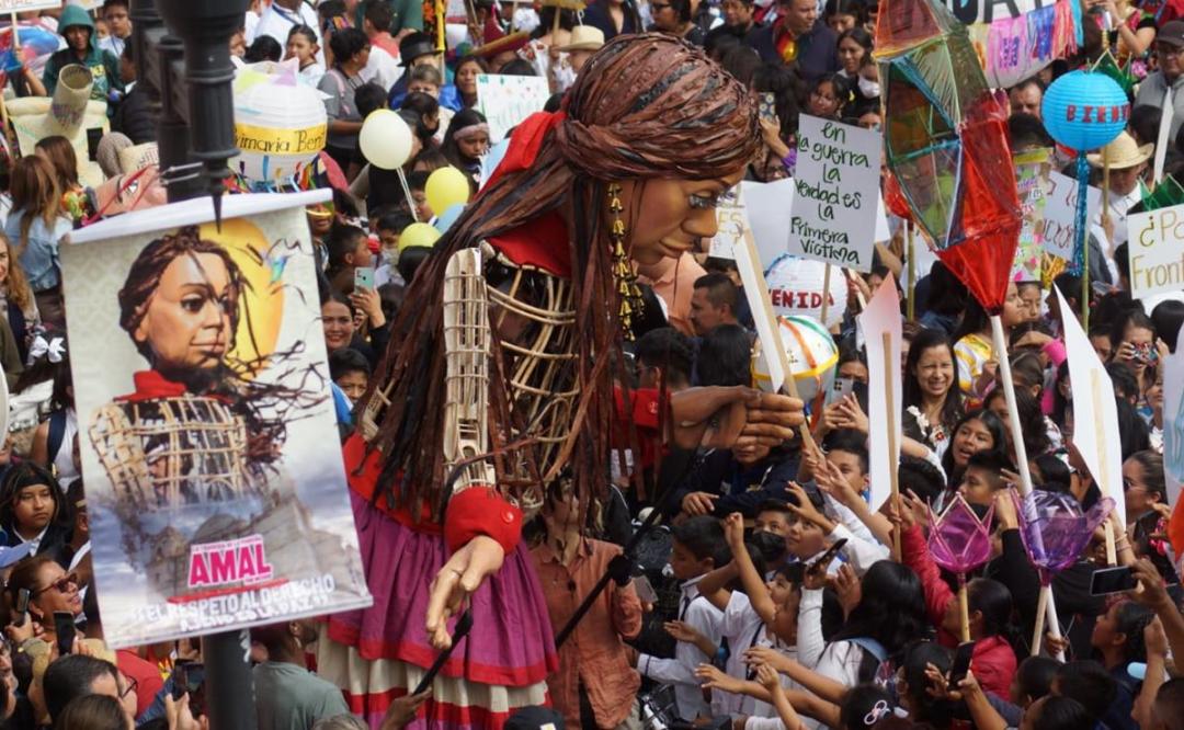 Más de 5 mil reciben a La Pequeña Amal en Oaxaca, marioneta que representa a la niñez refugiada