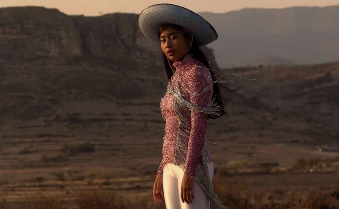 “Ha hecho historia”. Reconocen a Karen Vega, modelo de Oaxaca, por romper estereotipos en la moda