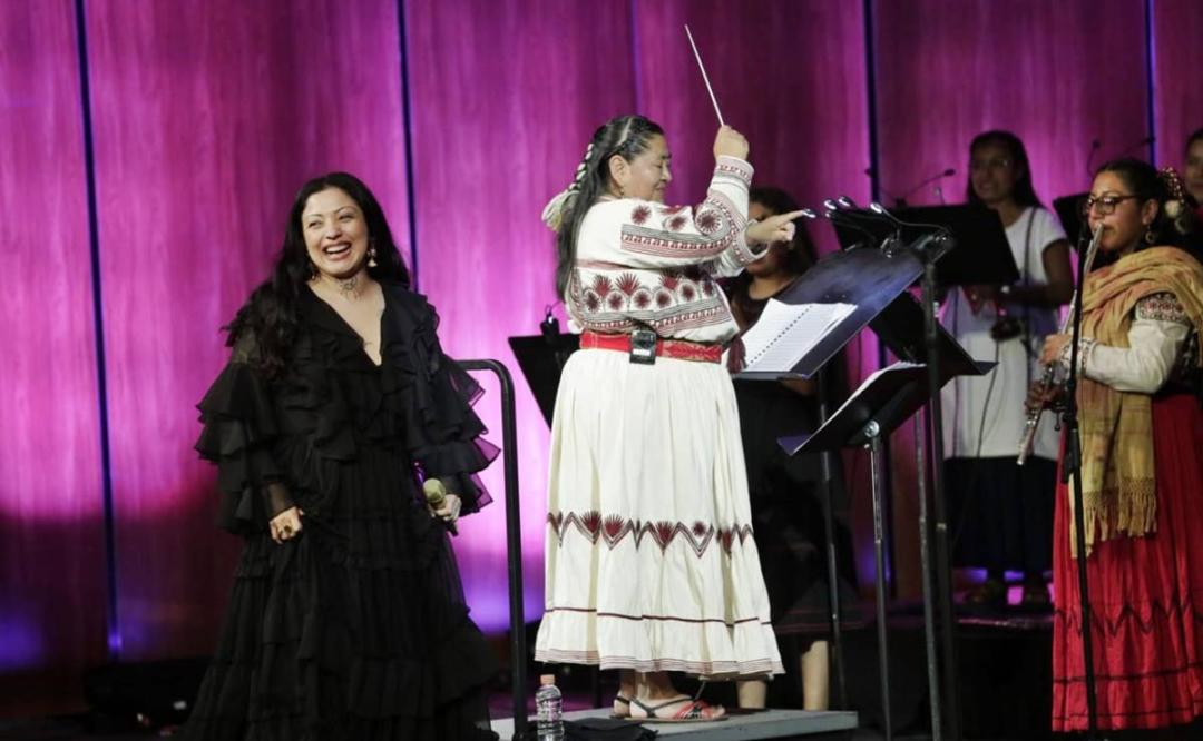 Tradición musical de Oaxaca brilla en Bellas Artes con concierto de las “Mujeres del Viento Florido” y Mon Laferte