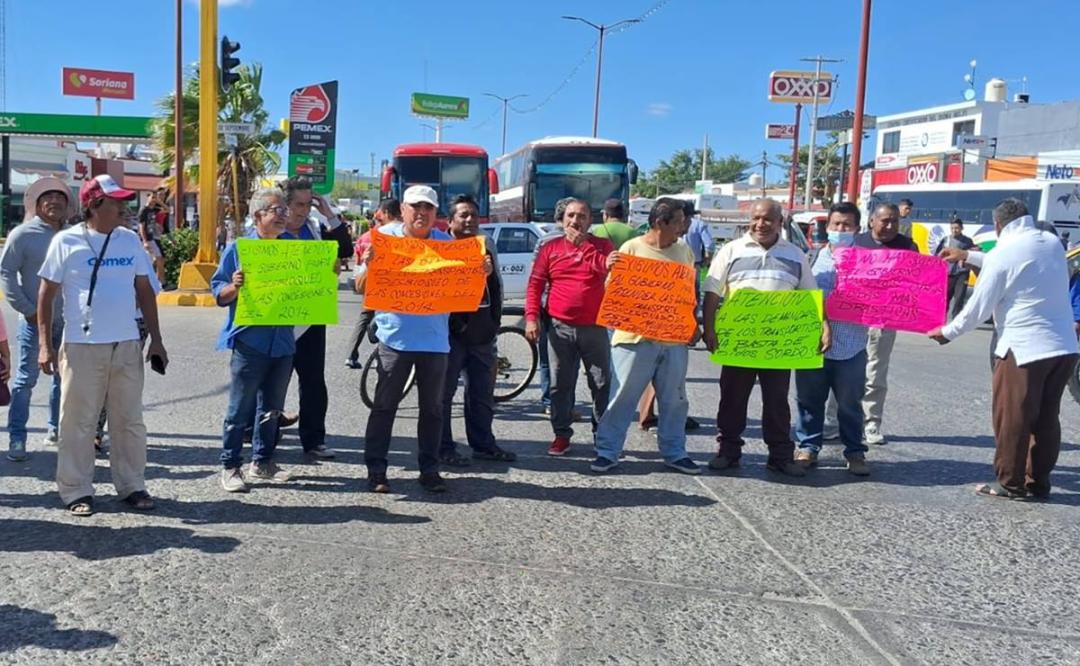 Más de 100 taxistas de asfixian Juchitán con bloqueo; exigen diálogo con gobierno de Oaxaca