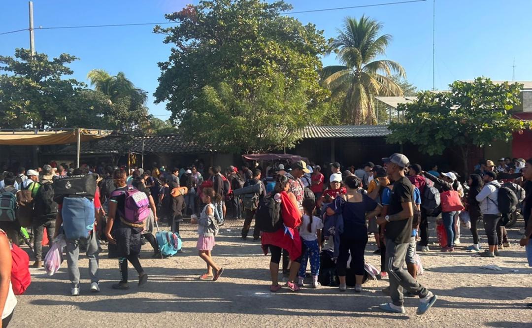 Impiden acceso de caravana migrante a Zanatepec, Oaxaca; los obligan a descansar en panteón.