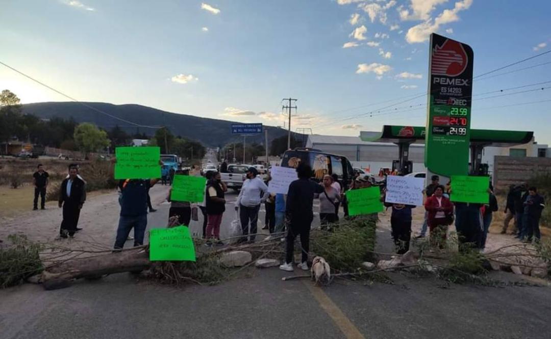 Escalan reclamos contra edil de Tamazulápam por falta de recursos; bloquean carretera Huajuapan-Oaxaca
