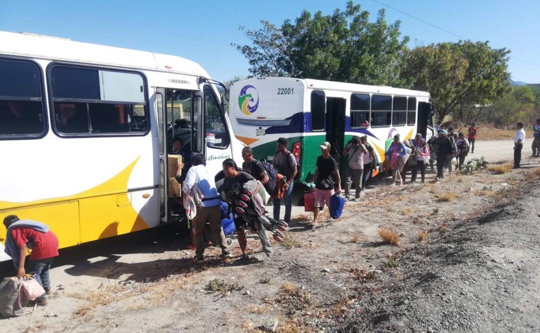 Tras un mes caminando caravana migrante acepta autobuses para