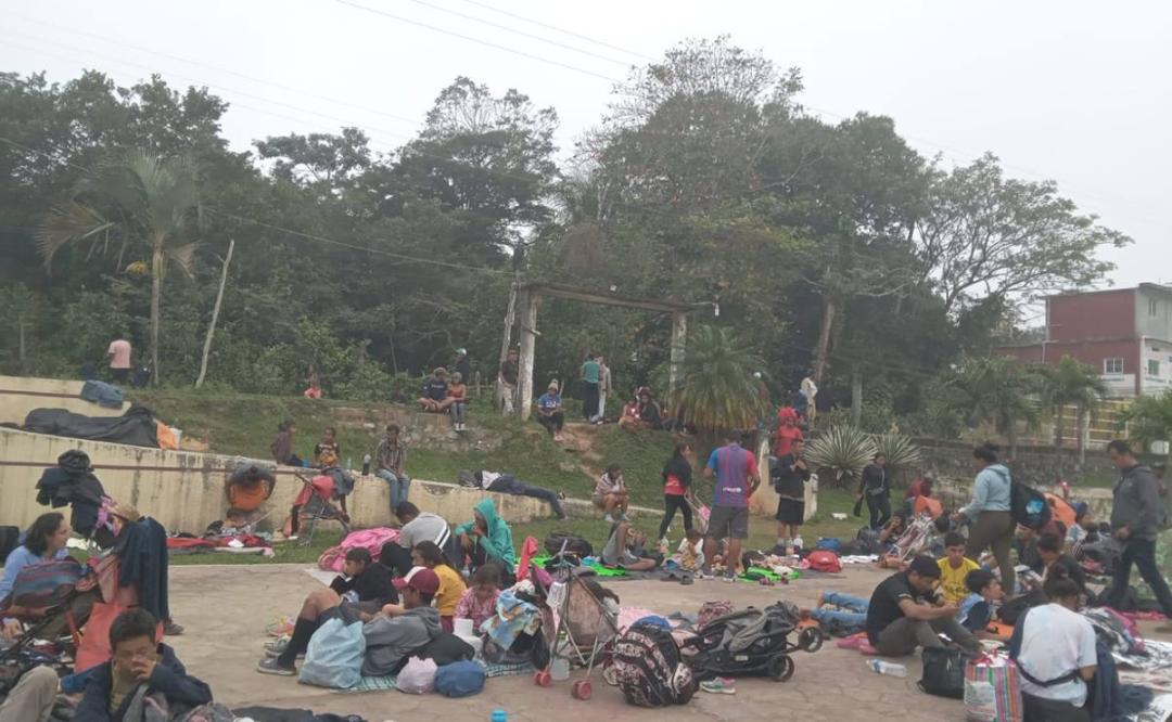 En autobuses, regresan a migrantes de la caravana a Oaxaca y los abandonan en Matías Romero