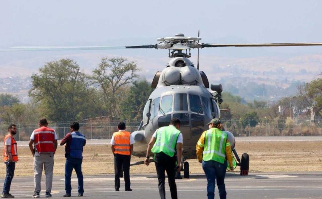Llega helicóptero de la Marina para apoyar en combate de incendio forestal en Quiaviní, Oaxaca