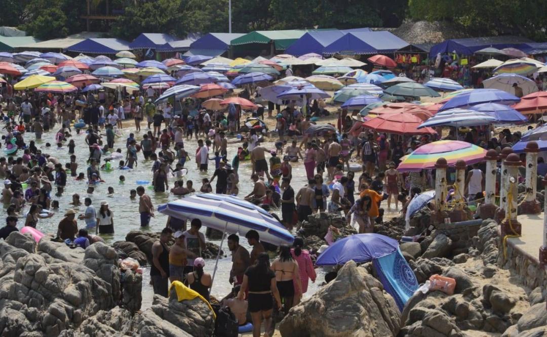 Nueva carretera Oaxaca-Puerto Escondido lleva a oleadas de turistas y dispara los precios