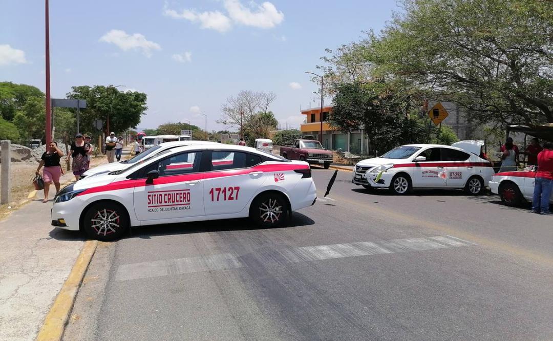 Taxistas del Istmo bloquean 3 puntos de la  Panamericana; exigen rehabilitación de carretera en Oaxaca
