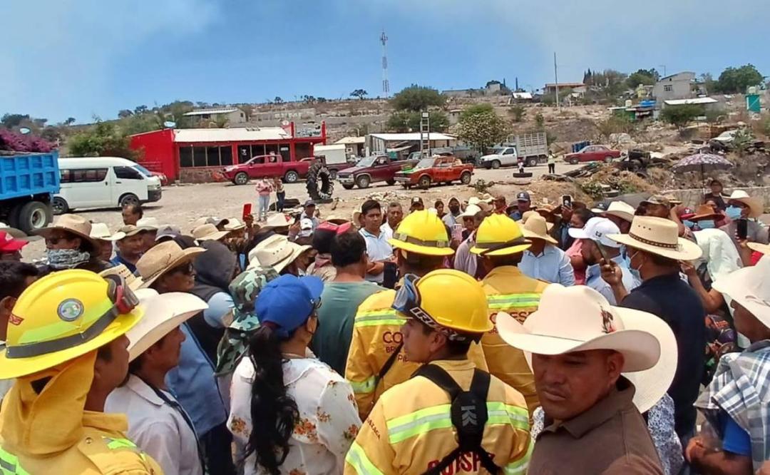 Con bloqueo exigen apoyo aéreo para combatir incendio en Tepelmeme, área natural protegida en Oaxaca