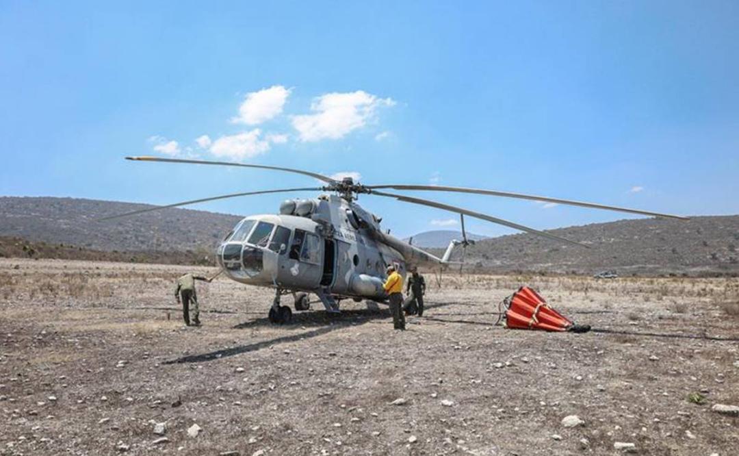 Llega helicóptero de Sedena para combatir fuego en Área Natural Protegida de Tepelmeme, en Oaxaca