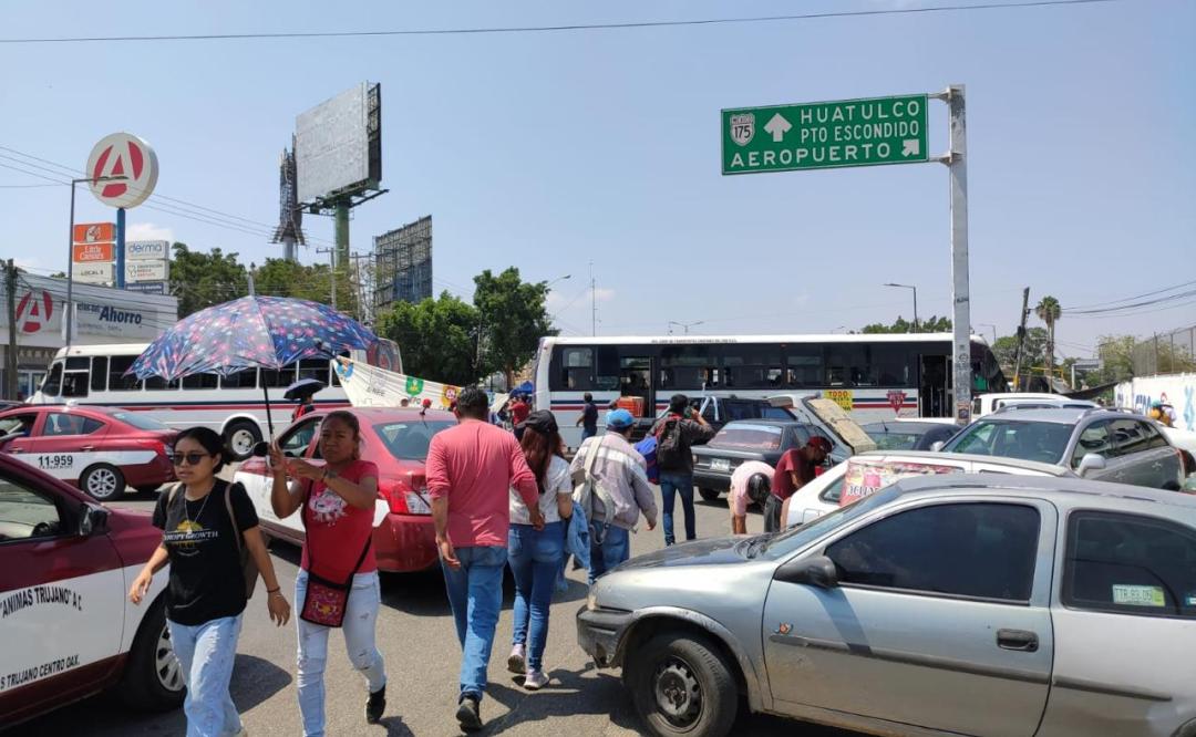 Por segundo día consecutivo, Sección 22 del SNTE sitia la ciudad de Oaxaca; mantiene bloqueo a accesos al aeropuerto